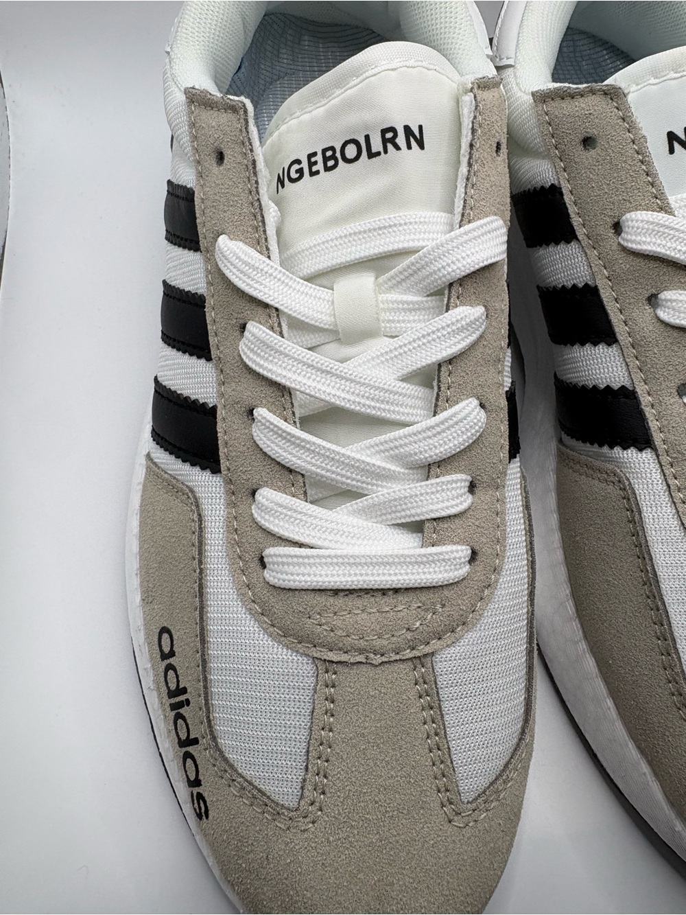 Adidas Men’s Size 7 Beige White Black Sneakers Like New - Picture 6 of 16